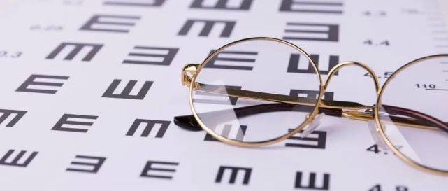 男子強(qiáng)行摘鏡生活后視力逆襲，擺脫眼鏡束縛，重獲清晰視界！