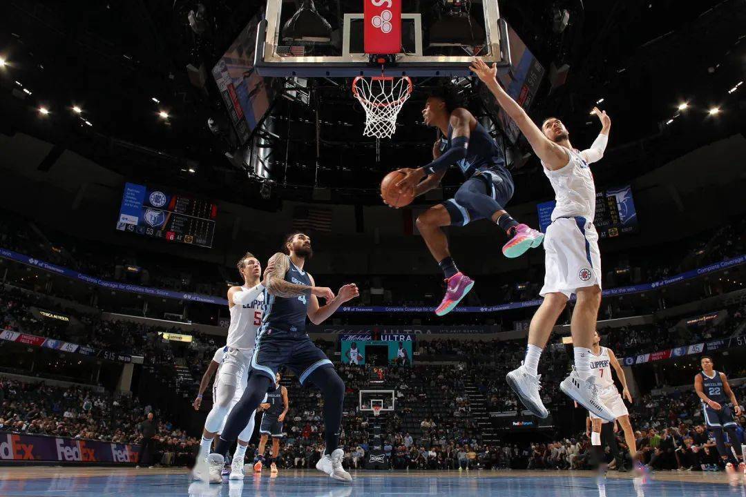 腰王莫蘭特驚艷全場(chǎng)，追防起飛飛越對(duì)手頭頂，滯空封蓋震撼NBA流言板