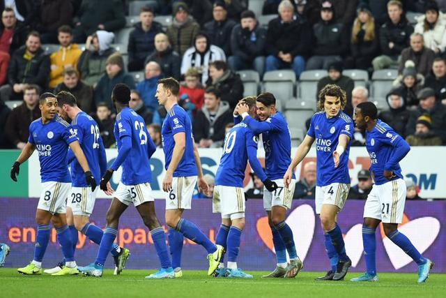 馬洛卡球迷因裁判雙標(biāo)判罰不滿，數(shù)百人提前退場(chǎng)引發(fā)爭(zhēng)議