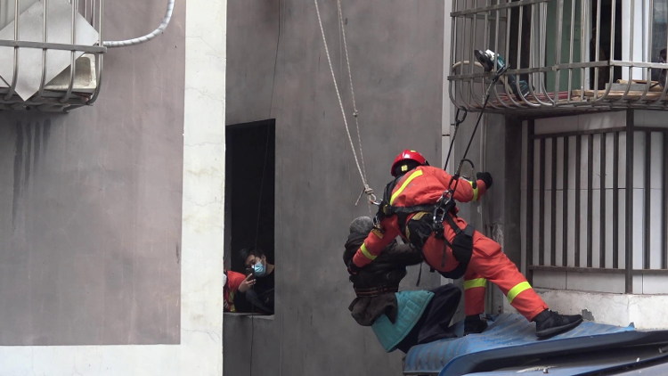 緊急救援！民警一腳踹開大門，成功救出家中摔倒的老人！