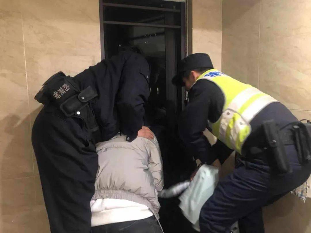 緊急救援！民警一腳踹開大門，成功救出家中摔倒的老人！