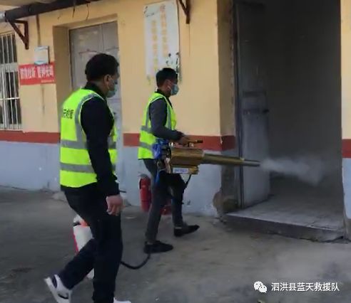 緊急救援！民警一腳踹開大門，成功救出家中摔倒的老人！