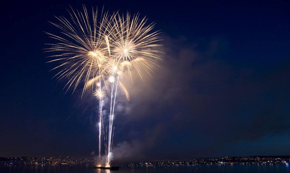 這哪是放煙花，明明是在給天空刷特效！揭秘?zé)熁ū澈蟮目萍寂c藝術(shù)