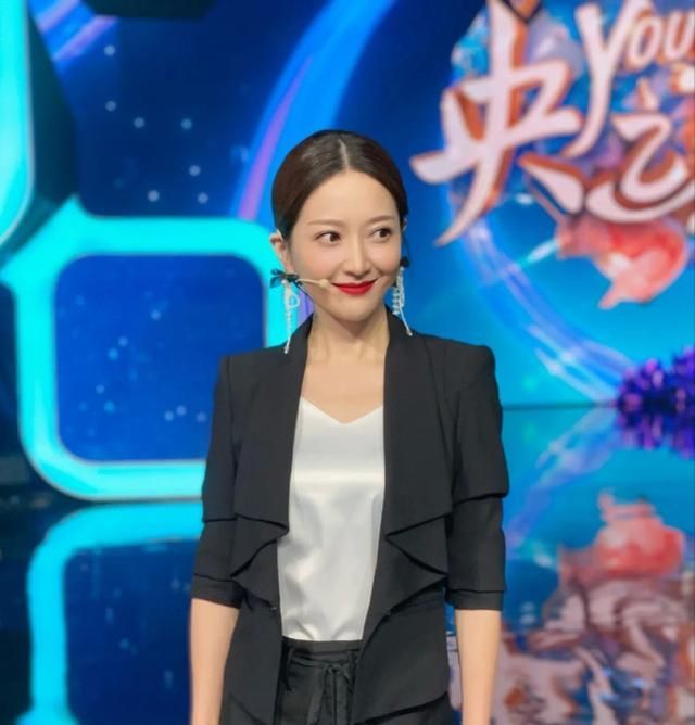 央視新主播徐睿思，青春洋溢的金話筒，為觀眾帶來(lái)別樣風(fēng)采