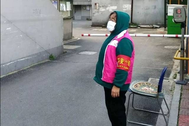 孩子們的愛心接力，合力幫收廢品的大爺推車，溫暖了整個(gè)社區(qū)