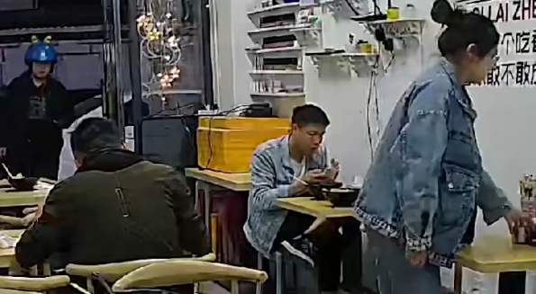 外賣小哥勇攀四樓，徒手救下墜落孩子，彰顯人間大愛！