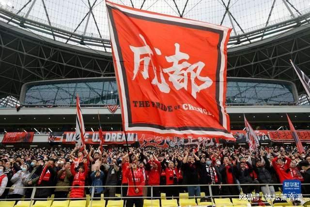 早報(bào)蓉城破繭成蝶，勇奪亞冠榮耀！村里新星閃耀，大學(xué)生再現(xiàn)籃球傳奇！