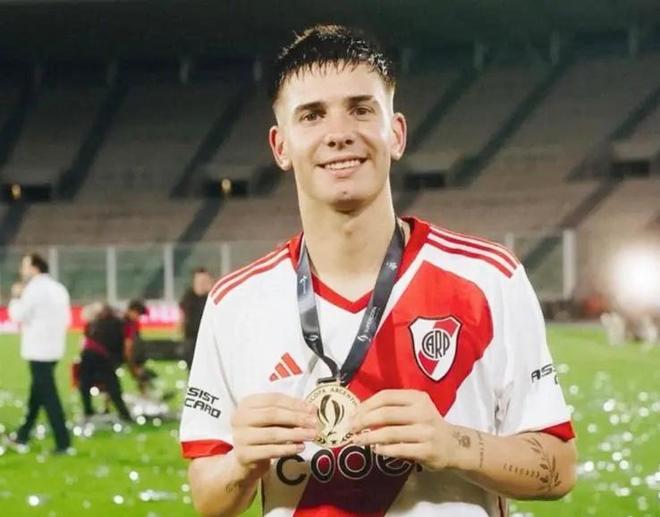 破紀(jì)錄新星,馬斯坦托諾以18歲10天的年紀(jì)成為皇馬西甲首發(fā)最年輕球員