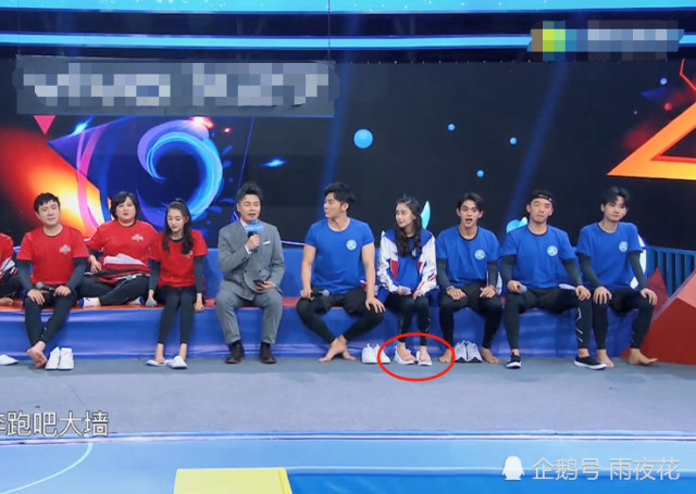 女子誤將蛇窩當野生蹦床，腳感神奇，驚險一幕引網(wǎng)友熱議！