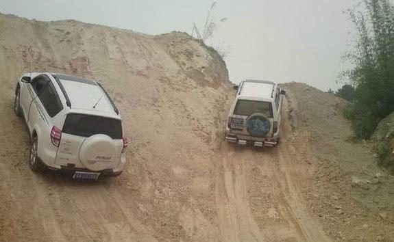 險(xiǎn)象環(huán)生！越野車海灘被困，海水倒灌車內(nèi)，車主緊急自救