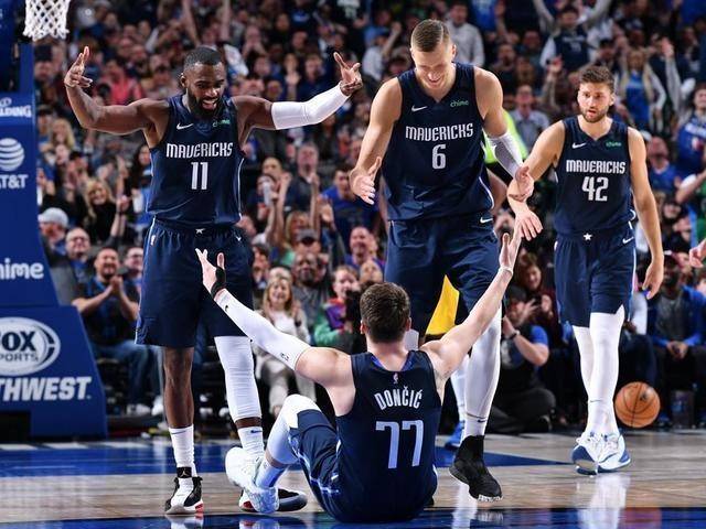 克萊閃耀賽場，首球破空助勇士破局獨(dú)行俠