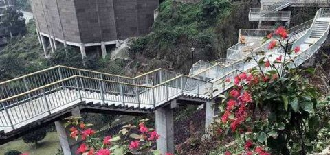 驚險(xiǎn)刺激！3游客勇攀泰山仙人橋懸空巨石，揭秘極限挑戰(zhàn)背后的故事