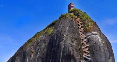 驚險(xiǎn)刺激！3游客勇攀泰山仙人橋懸空巨石，揭秘極限挑戰(zhàn)背后的故事