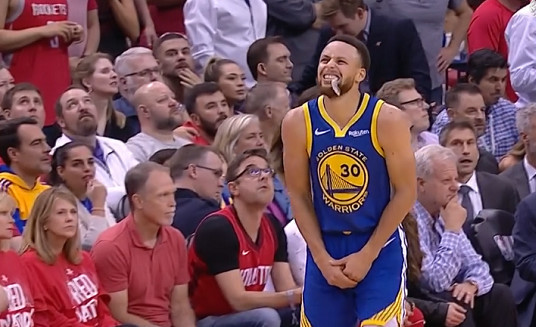 失誤的藝術(shù)，NBA球員旱地自由泳式運(yùn)球出界瞬間