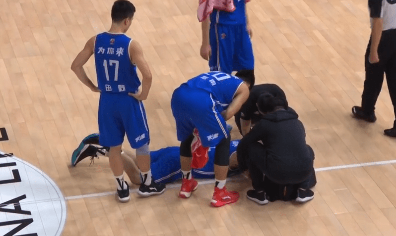 失誤的藝術(shù)，NBA球員旱地自由泳式運(yùn)球出界瞬間