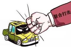 生死攸關的瞬間，一車廂乘客齊心協(xié)力救助暈倒乘客的感人故事