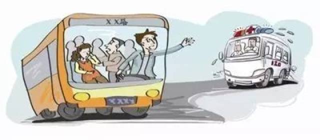 生死攸關的瞬間，一車廂乘客齊心協(xié)力救助暈倒乘客的感人故事