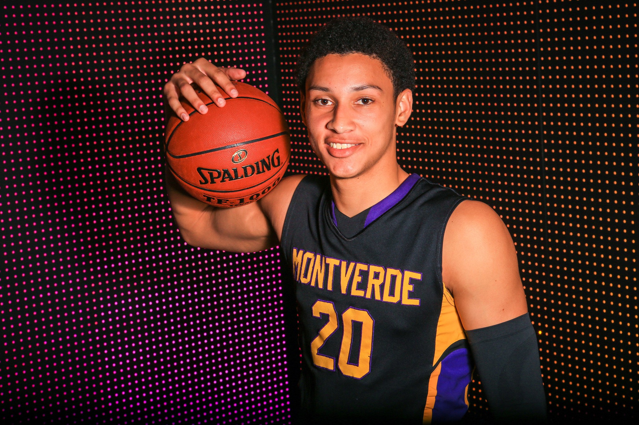 灰熊官方盛贊！腰王莫蘭特26歲生日快樂，NBA璀璨新星的光輝歲月