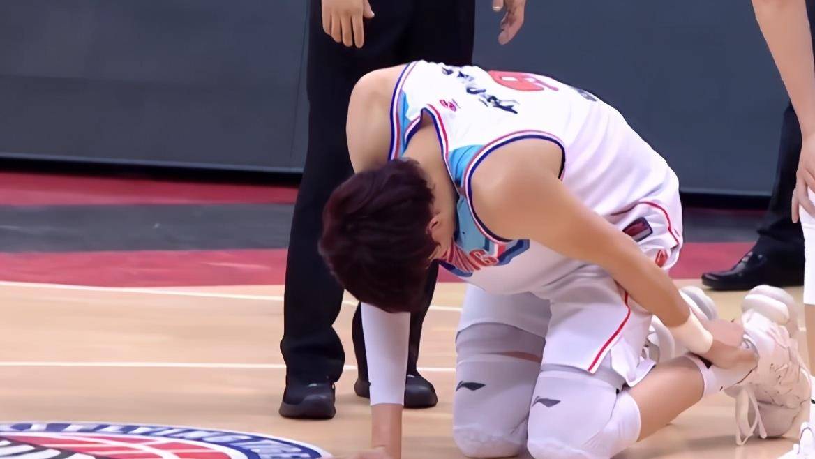 付豪意外受傷，跑動中劈叉倒地引發(fā)球迷關(guān)注，祈禱他無恙歸來