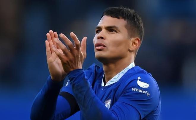 肉眼可見的疲憊，五大聯(lián)賽轉(zhuǎn)會(huì)窗關(guān)閉之際，羅馬諾出鏡回顧今夏轉(zhuǎn)會(huì)風(fēng)云