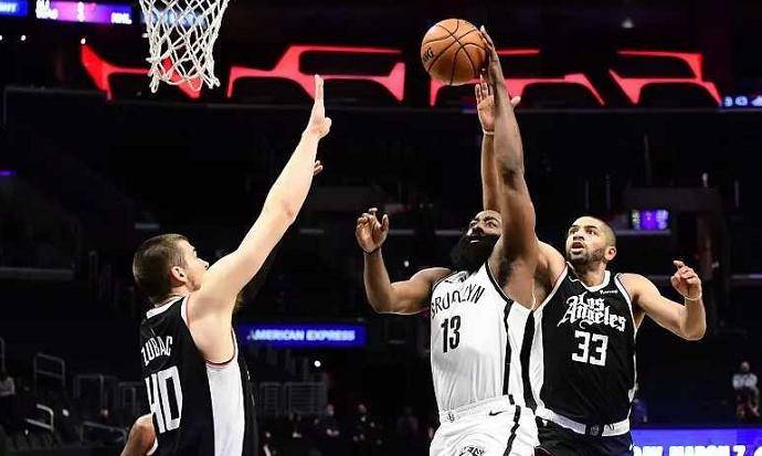 科莫隊球員登場狀態(tài)不佳，多次失誤引發(fā)關(guān)注