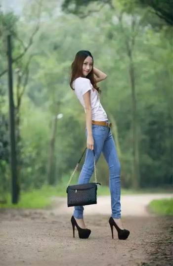 女子抬冰箱遇困，3女孩主動搭手，彰顯人間大愛！